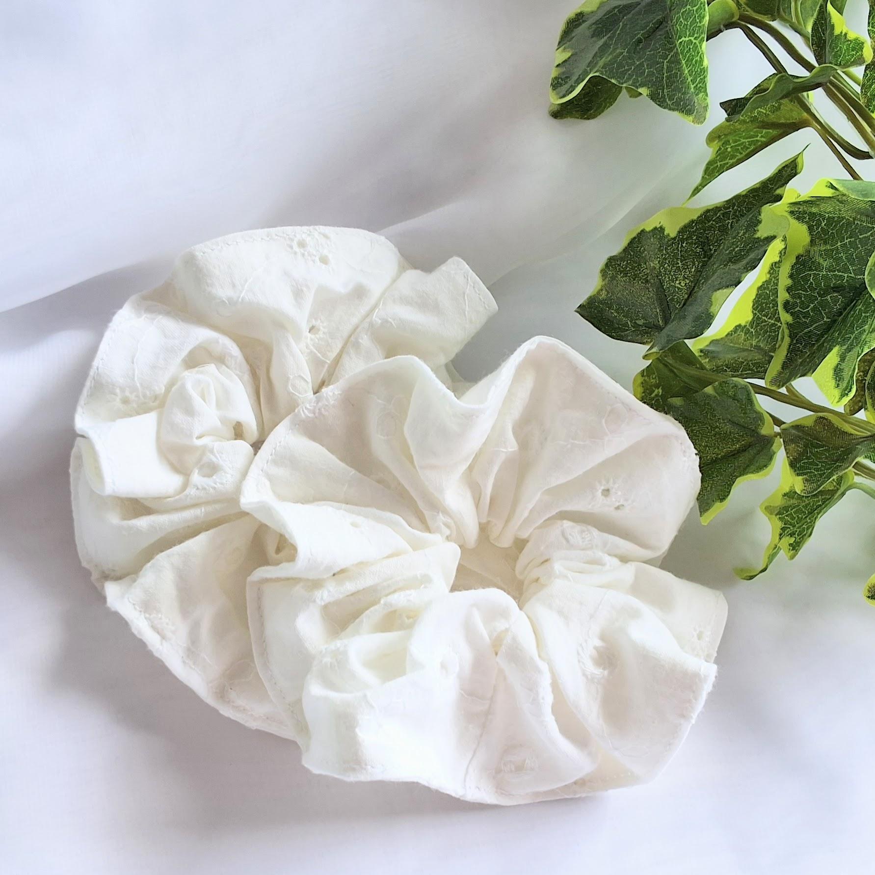 花の刺繍レースのシュシュ1枚目の画像